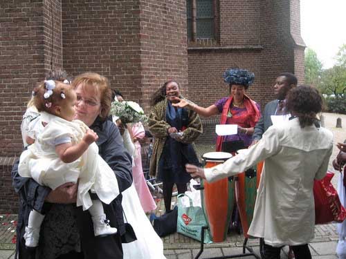 Feestje bij de kerk